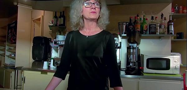  Isabelle, milf coquine, se fait enculer dans son bar